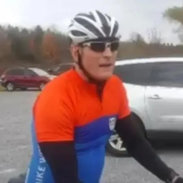 Una mujer, en Estados Unidos, tuvo un presentimiento y le salvó la vida a un abuelo ciclista al que le dio un infarto. La condecoraron en la ciudad.
