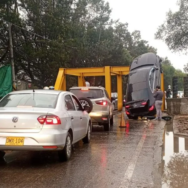 Detalles de accidente en vía cerca a Funza en el que carro quedó colgando de viga