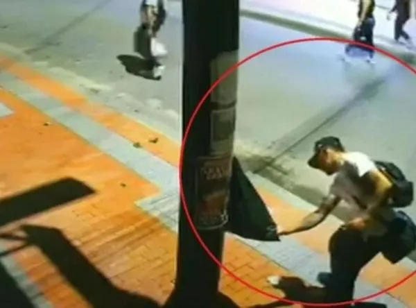 Pirómano intentó quemar vivo a un habitante de calle ante la mirada cómplice de 3 amigos