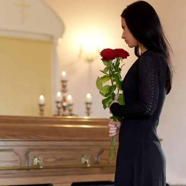 Foto de mujer en funeral, en nota de qué familiares cubre licencia por luto en Colombia, lejos de calamidad doméstica