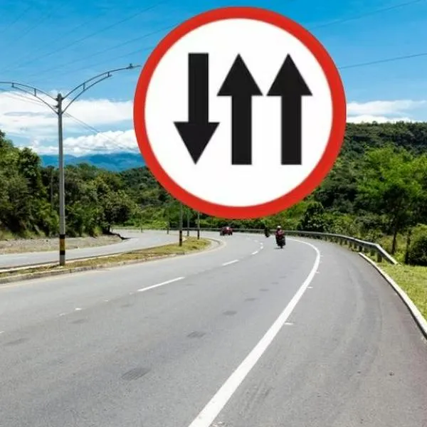 Foto de carretera y símbolo, en nota de qué significa señal con dos flechas hacia arriba y una abajo en vías de Colombia