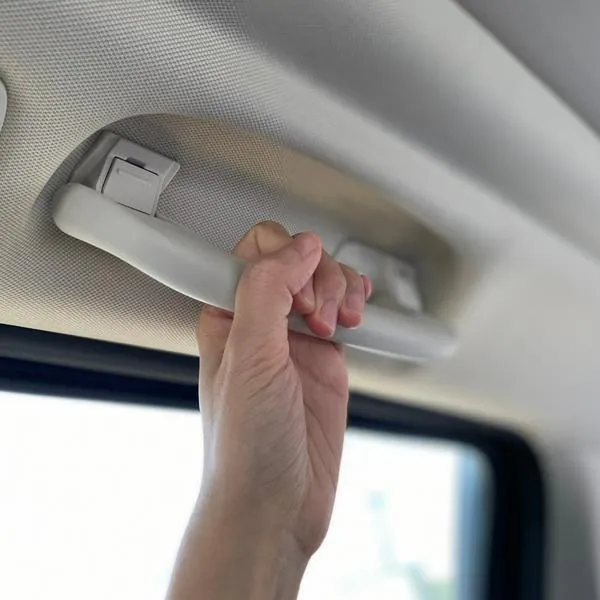 ¿Cómo utilizar la manija que esta arriba de la puerta del carro? 