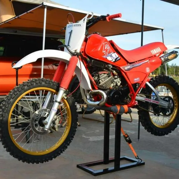 Foto de moto, en nota de cuándo salió la DT 125 en Colombia, precio actual usada, costo de gasolina y más