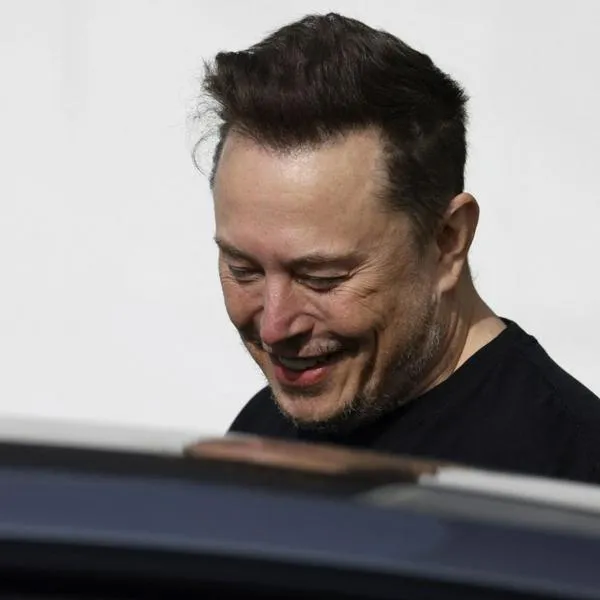 Elon Musk lanzó el robotaxi de Tesla y los Optimus, robots humanoides