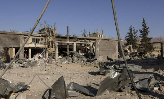 Un libanés desplazado regresa a su pueblo bombardeado