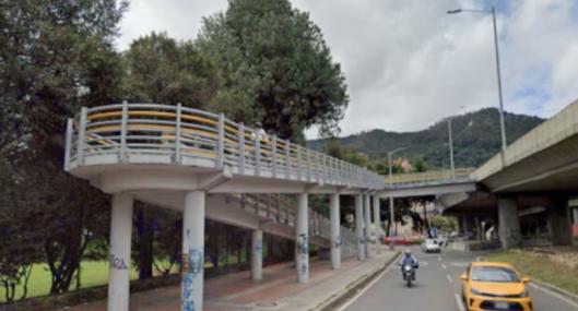 Desde este puente un hombre se habría lanzado para no ser atracado en la autopista Norte, exactamente en el sector de Mazurén, de Bogotá