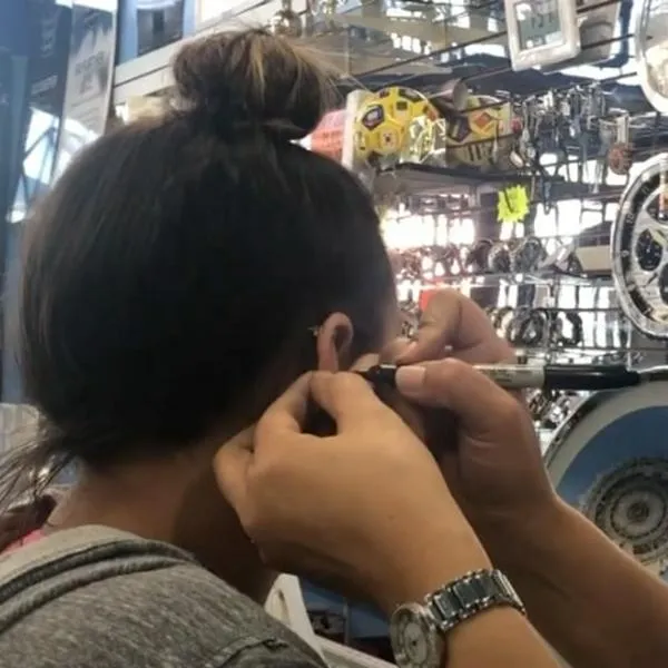 Joven de 18 años, a punto de perder su oreja tras realizarse una perforación para colocarse un arete