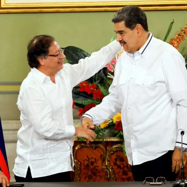 Nicolás Maduro habla de mediar por el supuesto "golpe de Estado" de Petro