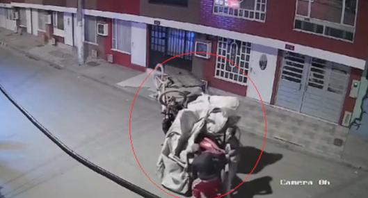 El colmo: ladrones se disfrazan de recicladores para robarse motos en Bogotá