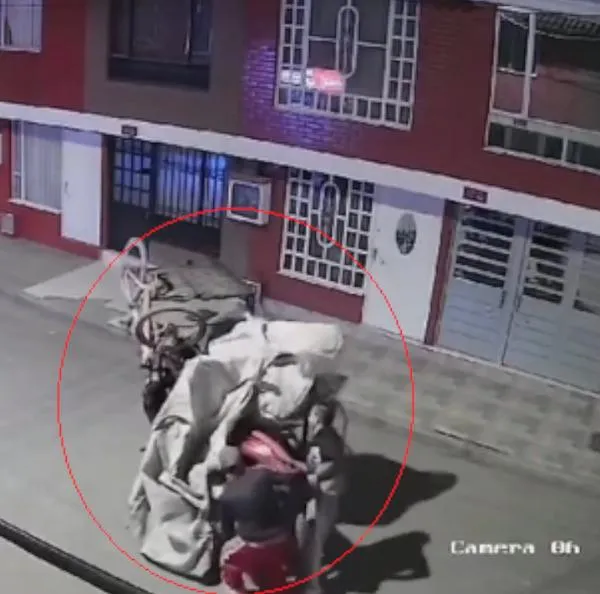 El colmo: ladrones se disfrazan de recicladores para robarse motos en Bogotá