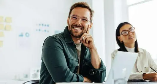 Foto de hombre feliz, en nota de cuál es el acento en español más bonito, según IA, entre Colombia, México y más