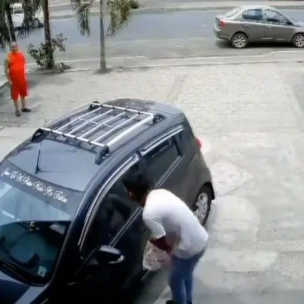Policía en Ecuador mató a tiros a ladrón que robaba a mujer en carro
