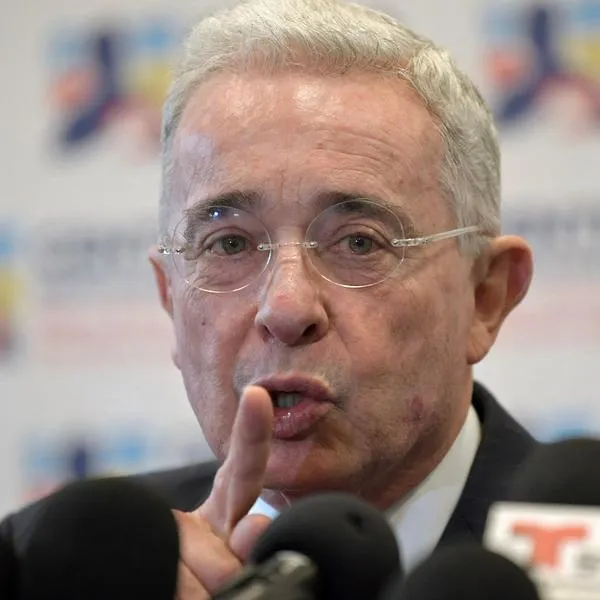 Álvaro Uribe critica recargo nocturno desde 7 p. m. y dice que acabaría empresas