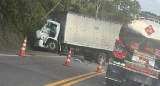 Tractomula arrolló a dos hombres que arreglaban un carro en Cimitarra