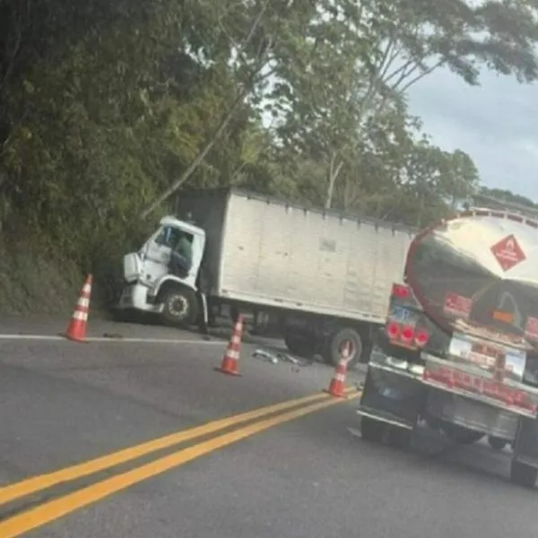 Tractomula arrolló a dos hombres que arreglaban un carro en Cimitarra