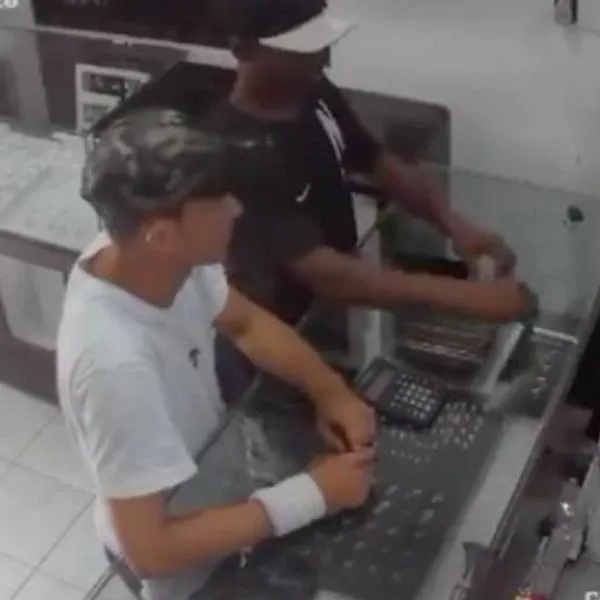 Dueño de joyería en San Gil sacó corriendo a tres ladrones, en medio de tiroteo. Quedó herido