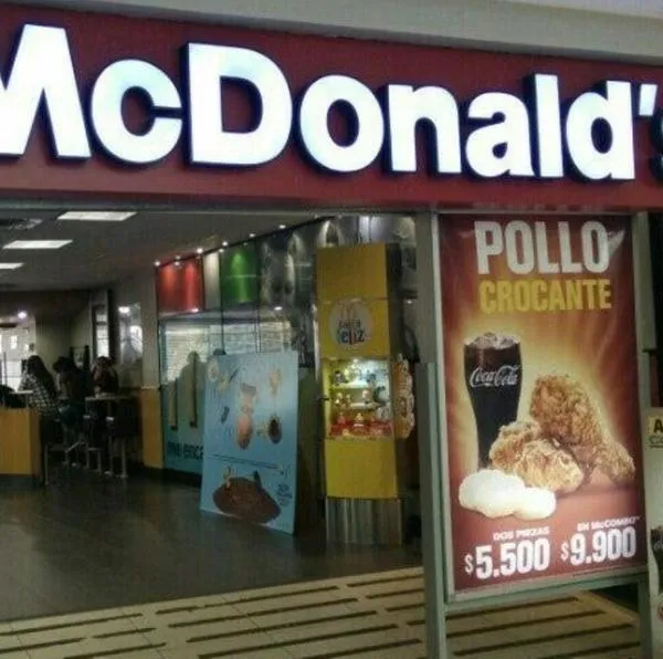 Muestran cómo quedó el primer local de McDonald's que abrió en Colombia. Fue en 1995 y en la apertura hubo bendición y largas filas. 