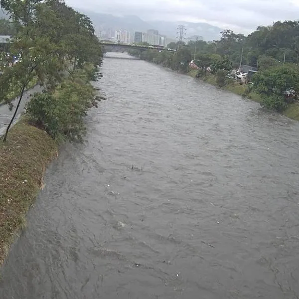 En el río Medellín encontraron una moto y un maletín, que sería de un hombre que se accidentó y cayó a la corriente