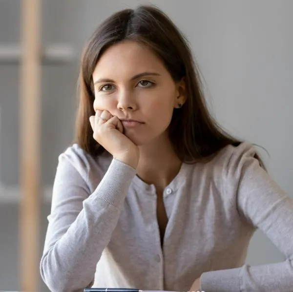 Persona aburrida, a propósito de los gestos que afectan en una entrevista de trabajo: detalles