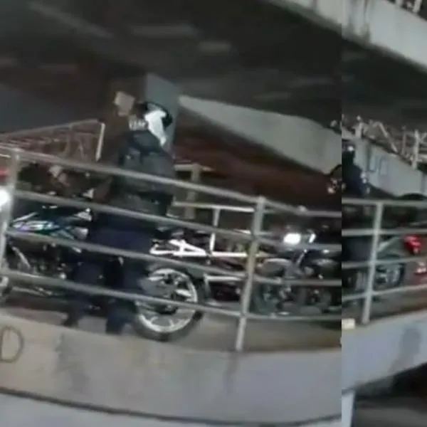 Motos en Bogotá se adueñaron de puente peatonal y armaron trancón sin permitir el paso de transeúntes y personas en condición de discapacidad. 