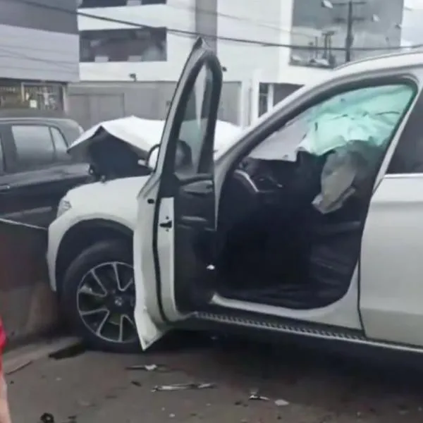 Accidente de tránsito frente a Centro Chía, entre bus y camioneta; hay trancón