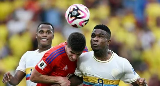 Video: Jhon Córdoba metió codazo y se salvó de la roja ante Chile hoy