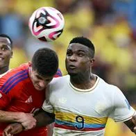Video: Jhon Córdoba metió codazo y se salvó de la roja ante Chile hoy