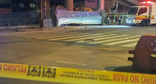 Reportaron un grave accidente en un nuevo puente de la avenida 68 en Bogotá: mujer, de parrillera, salió volando y murió tras caer. Acá, los detalles.