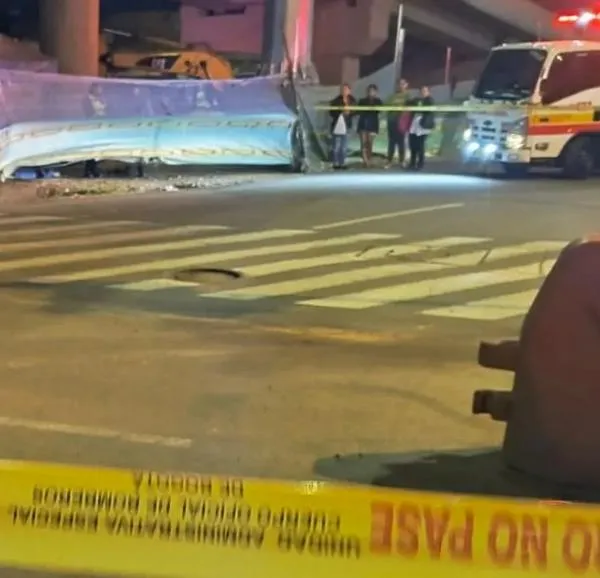 Reportaron un grave accidente en un nuevo puente de la avenida 68 en Bogotá: mujer, de parrillera, salió volando y murió tras caer. Acá, los detalles.