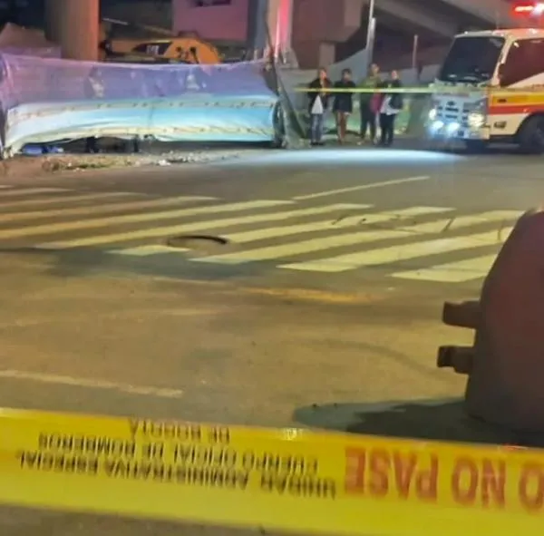 Reportaron un grave accidente en un nuevo puente de la avenida 68 en Bogotá: mujer, de parrillera, salió volando y murió tras caer. Acá, los detalles.