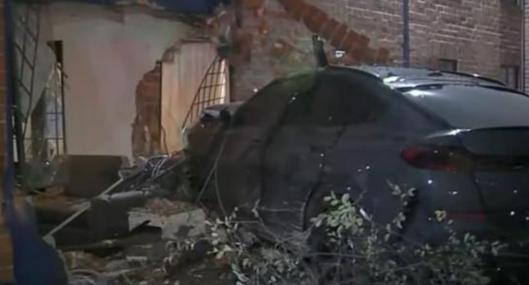 El BMW se estrelló contra apartamento en el barrio Salitre (Bogotá); el carro se metió hasta la sala y hasta rompió las rejas del conjunto. 