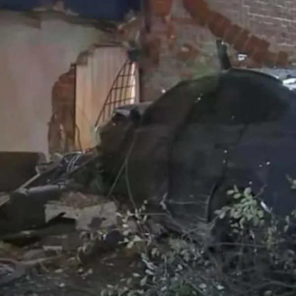 El BMW se estrelló contra apartamento en el barrio Salitre (Bogotá); el carro se metió hasta la sala y hasta rompió las rejas del conjunto. 
