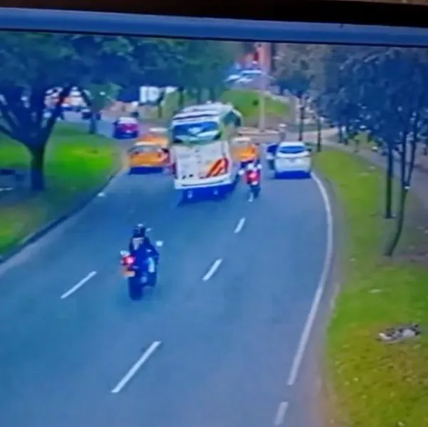 Accidente de moto en la carrera Séptima quedó grabado por imprudencia de carro que abrió la puerta: video