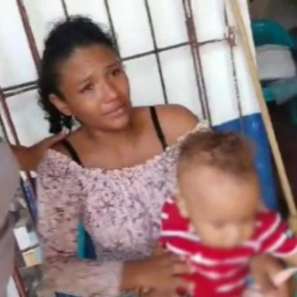 Madre encaró a mujer que le quería robar su hija de los brazos: forcejearon y hasta la retó