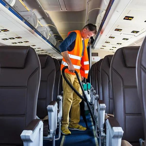 Trabajador en un avión, en nota sobre ofertas laborales en la aerolínea Clic