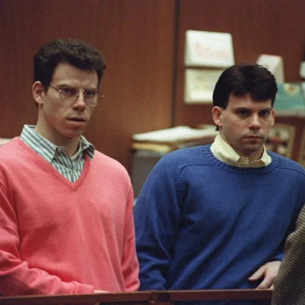 Los hermanos Erik y Lyle Menéndez durante el juicio por el asesinato de sus padres. Apareció una nueva prueba que podría ayudarles en la condena