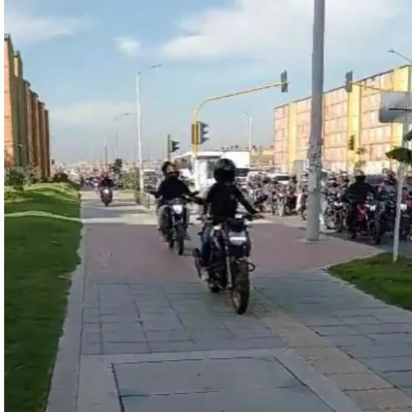 Motociclistas en Bogotá circulan por la vía de la Av. Guaycanes. 