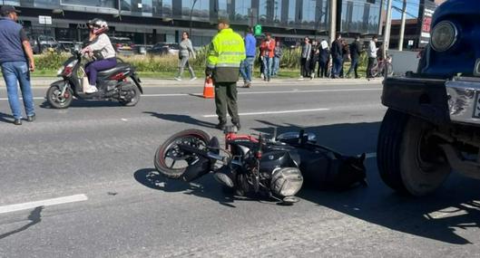 Grave accidente frente al centro comercial Fontanar, en Chía, Cundinamarca. Un motociclista murió luego de chocar contra una volqueta. 