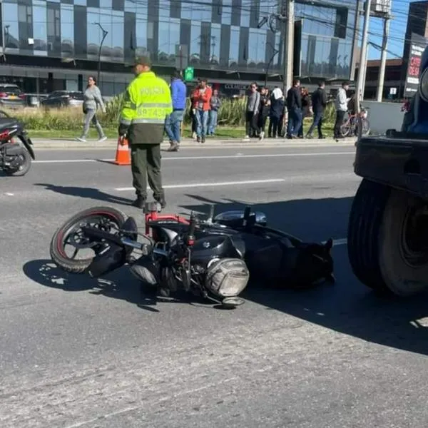 Grave accidente frente al centro comercial Fontanar, en Chía, Cundinamarca. Un motociclista murió luego de chocar contra una volqueta. 