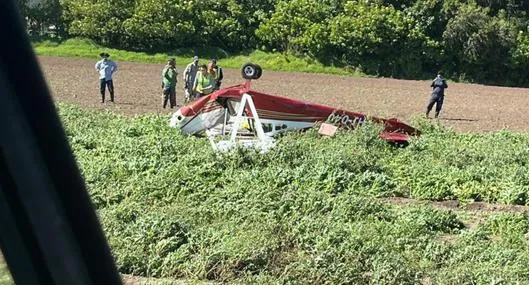 Grave accidente aéreo en Chía, Cundinamarca: avioneta se estrelló durante aterrizaje de emergencia. Autoridades socorreron a ocupantes. 