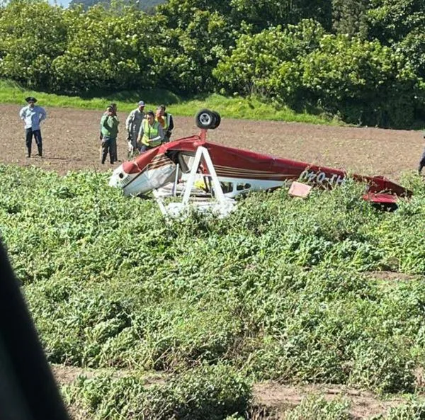 Grave accidente aéreo en Chía, Cundinamarca: avioneta se estrelló durante aterrizaje de emergencia. Autoridades socorreron a ocupantes. 