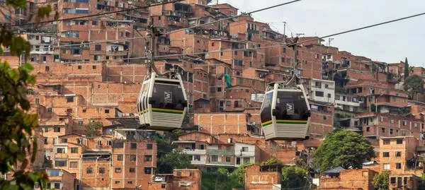 Medellín hoy: buscan a hombre que asesinó a su pareja con un cuchillo en riña