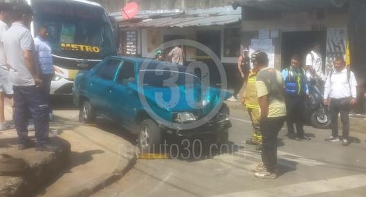 Falla mecánica provoca choque entre carro y bus en Bello, dejando tres heridos