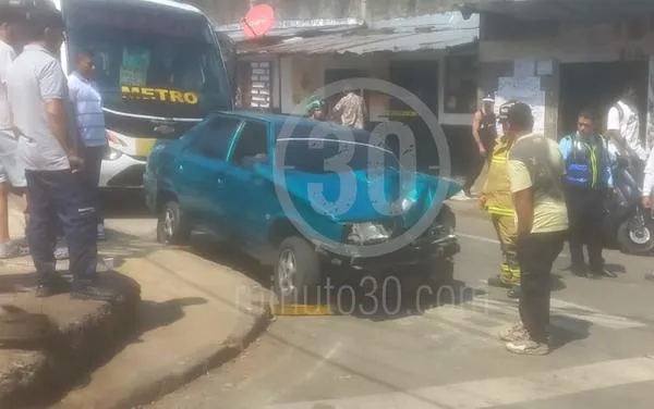 Falla mecánica provoca choque entre carro y bus en Bello, dejando tres heridos