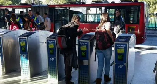 Gente pagando pasaje de Transmilenio, en nota sobre otras tarjetas con las que se puede pagar