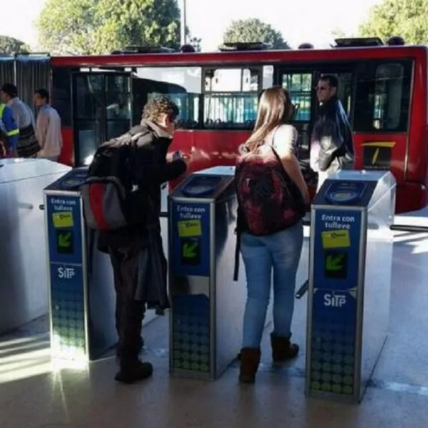 Gente pagando pasaje de Transmilenio, en nota sobre otras tarjetas con las que se puede pagar