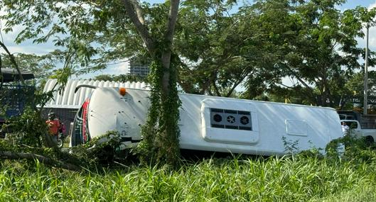 Bus se vuelca en segundo anillo vial de Montería