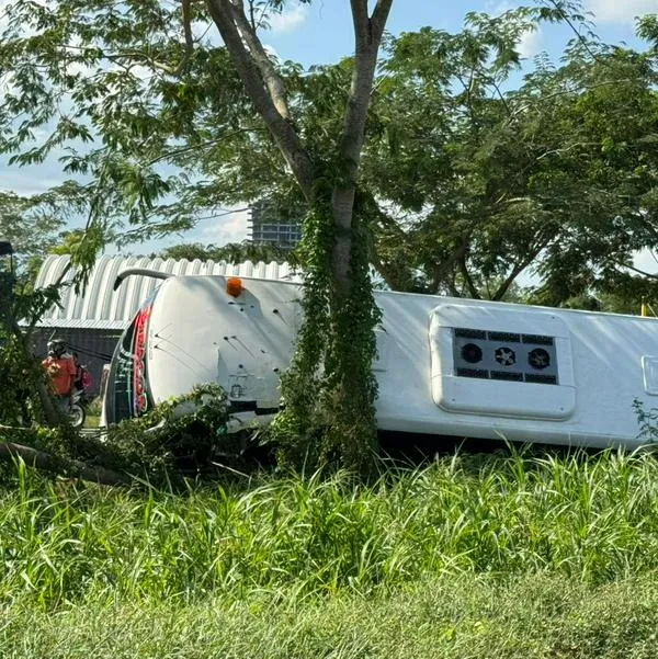 Bus se vuelca en segundo anillo vial de Montería