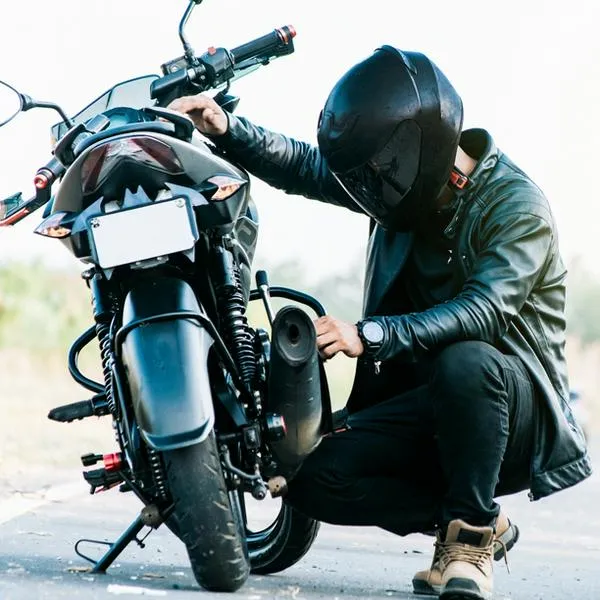 Motociclistas y kit de carreteras. 