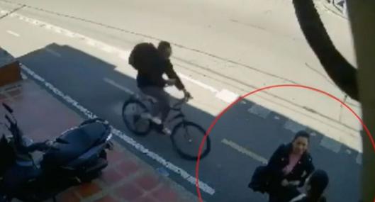 Mujer apuñalada en Bogotá por un hombre en bicicleta